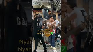 Download lagu Detik-detik Leon Penyanyi Asli 'Balasan Janji Palsumu' Nyanyi Bareng Pengamen Suara Merdu #shorts mp3