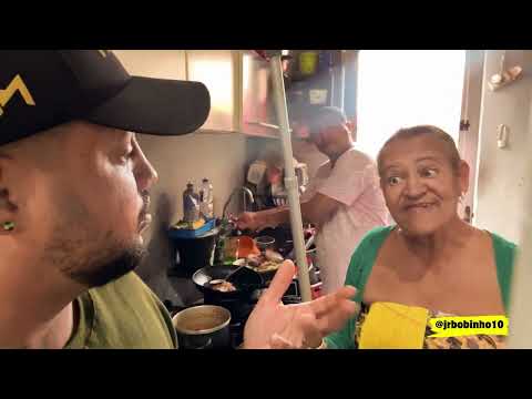 AT MOM JR'S HOUSE, BOBINHO LIKES TO LOOK IN THE PAN