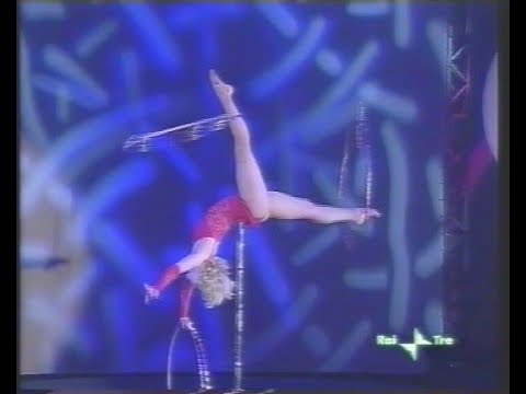 Caroline Hammer, hula hoops / хула-хупы