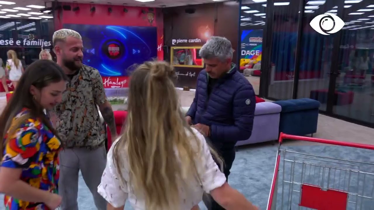 Kiara bën xhiro me karrocën e blerjeve