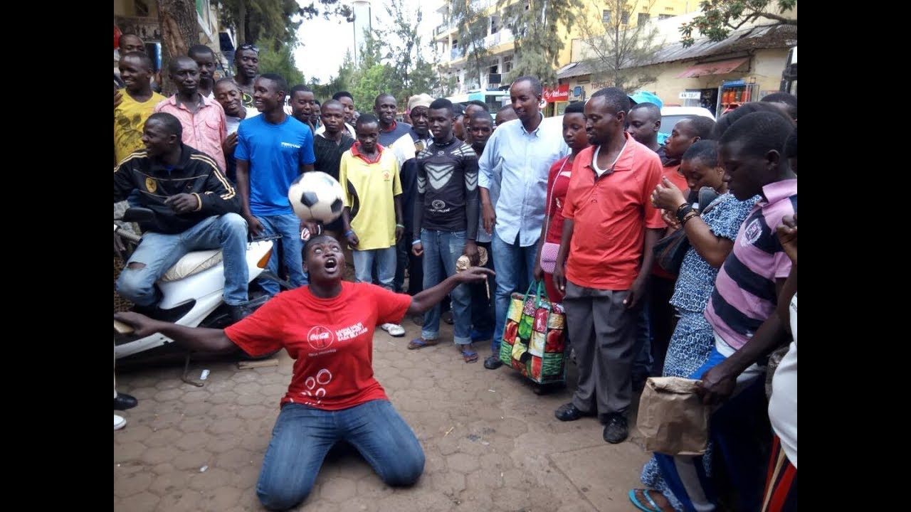 Kigali: Umugore yahuruje imbaga kubera udukoryo n'umupira w'amaguru