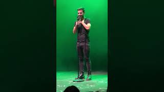 Agoney se emociona, para de cantar en Rise like a Phoenix por la sorpresa que le prepararon 14-12-18
