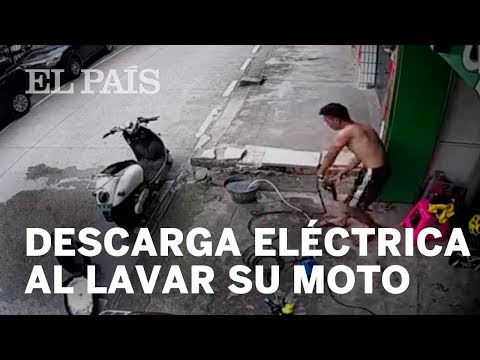 La imprudencia de un hombre al lavar su moto le lleva a sufrir una fuerte descarga eléctrica