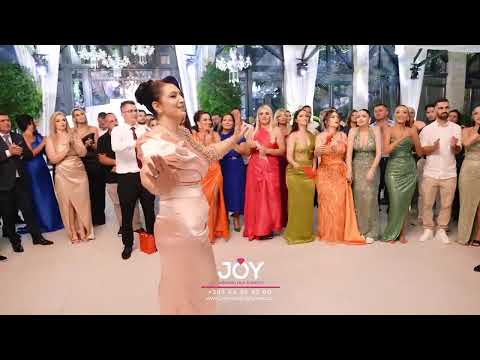 Vjehrra këndon bashkë me këngëtarin për rejen e saj