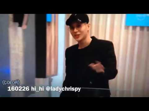 160226 SHINee Taemin waving to fans after KissTheRadio