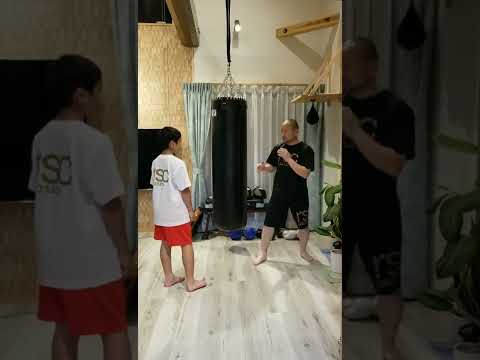【フットワーク】ステップのやり方　元プロボクサーの親父と息子の自宅トレーニング#shorts