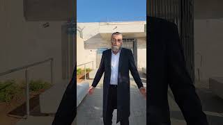 חבר הכנסת משה גפני לאחר ביקור של בחור ישיבה אסיר עולם התורה,
