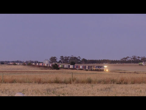 QRNational Freight Train Approaching Gheringhap At Sunrise (26/1/2010) - PoathTV Australian Trains