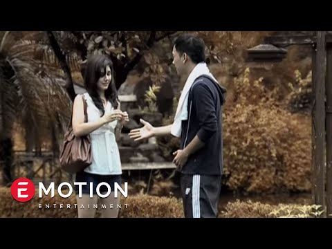 Base Jam - Aku Berbeda (Official Music Video)