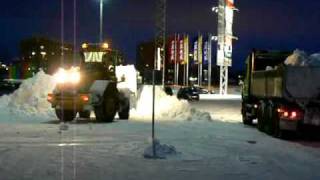 preview picture of video 'L70E snö lastning snowremoval'