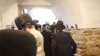 מירון ל"ג בעומר התשפ"ד שוטר דוחף באלימות יהודי חרדי. משטרה אלימה שונאת חרדים ונכשלת...