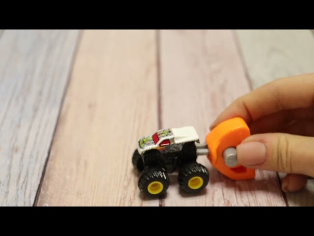 Машина Hot Wheels Monster Trucks с заводным механизмом в ассортименте - видео
