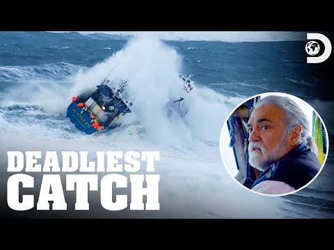 Video trailer för The Summer Bay Nearly Capsizes!! | Deadliest Catch
