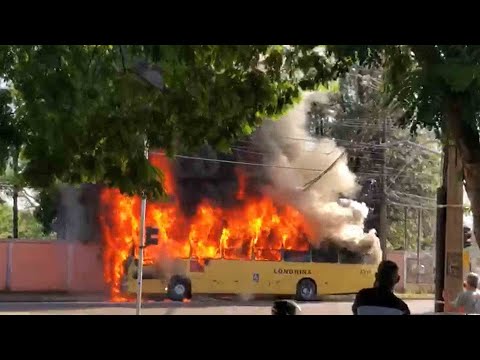 Incêndio destrói ônibus que transportava passageiros em Londrina