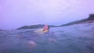 한국 친구 4명이 비가 오는 어느 날 혼문해수욕장에서 수영을 하러 갔습니다.