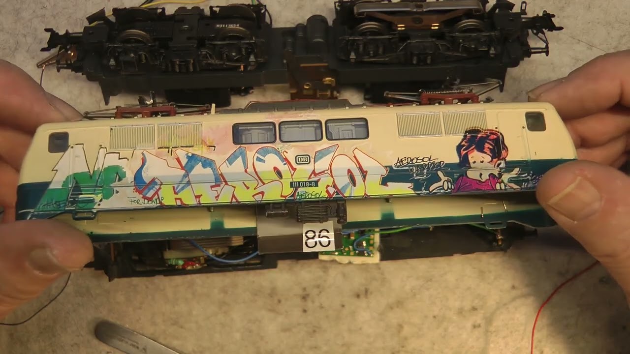 Wolfgangs Märklin Modellbahn-Märklin BR 111 Graffiti, Bekommt Sound und LEDs sowie Pufferspeicher.