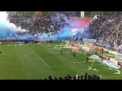 "Tomba recibimiento hinchada" Barra: La Banda del Expreso • Club: Godoy Cruz