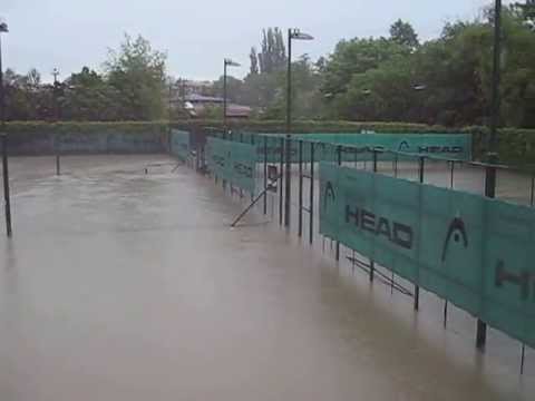 Rozvodněný Botič - sportovní areá HAMR Záběhlice