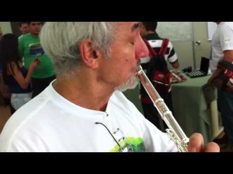 Toninho Carrasqueira testando uma flauta DZ 700, FestABRAF - Manaus, 2012