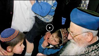 שעה של חסד - מרן הרב מרדכי אליהו (הרב מרדכי אליהו זצ"ל) - התמונה מוצגת ישירות מתוך אתר האינטרנט יוטיוב. זכויות היוצרים בתמונה שייכות ליוצרה. קישור קרדיט למקור התוכן נמצא בתוך דף הסרטון