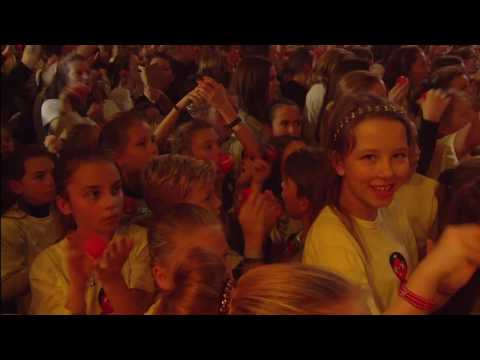 Rode Neuzen Dag: Min Hee laat de tent daveren met haar dansers!