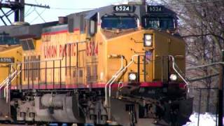 preview picture of video 'Union Pacific 6524 passes through Turner Junction (West Chicago) 12-11-08'