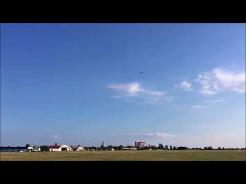 Blaník L-13TJ s proudovým motorem při předváděcím letu. Video: Flying Revue, Blaník Aircraft CZ