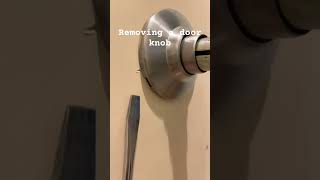 Download lagu 🔧🚪 #mustwatch Easy Quickie Fix Pt 1: Removing a Door Knob to Replace a Broken Latch 👩🏻💪✨ mp3