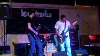 Ash and Shane perform Roadrunner Utd's "In The Fire"