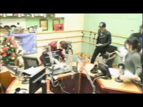 140110 Sukira CUt - Ryeowook and EXO DO,Chanyeol & Sehun Photo taking