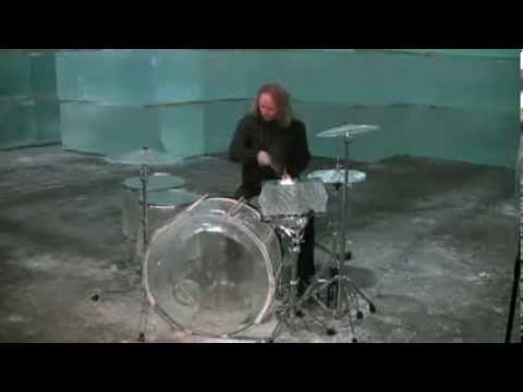 Frenético ritmo sobre una bateria de hielo, en el Hotel de hielo en Suecia