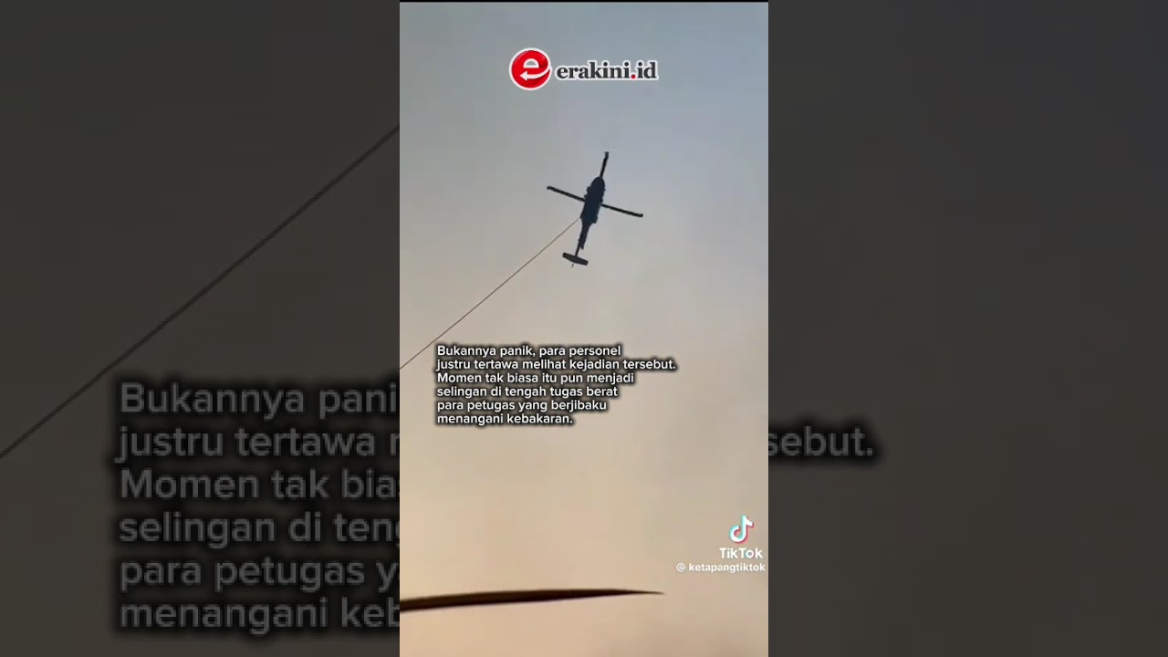 Petugas Damkar Dihujani Water Bombing Helikopter