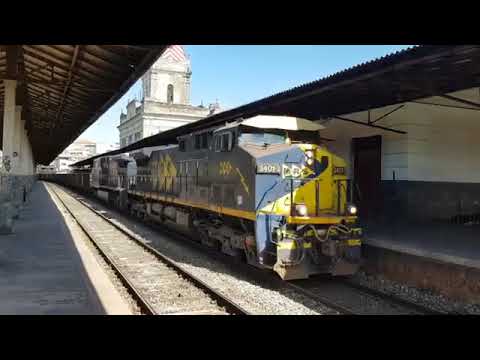 Estação Ferroviária de Barbacena | Trem Cargueiro carregando Minério passando pela Estação / EFCB