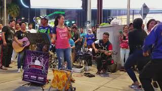 Download lagu Goyang maut penari yang mengasyikkan kereta malam -- redeem busker (299) mp3