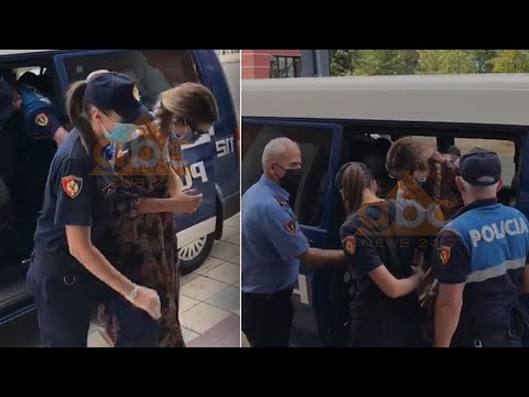 U kap me dy pistoleta, Fjolla Morina e shoqeruar nga policia del para gjykates | ABC News Albania