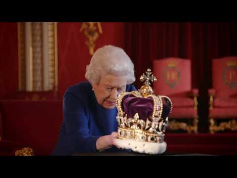 The Queen and St Edward's Crown / La Reina y la Corona de San Eduardo