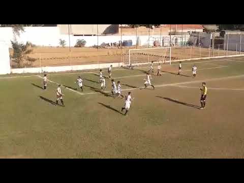 Em Nova Era-MG, o garoto Davi Luiz, fez esse gol aí. O mais bonito do ano sem qualquer dúvida.