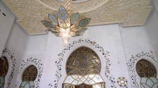 preview picture of video 'Sheikh Zayed Mosque entry foyer'