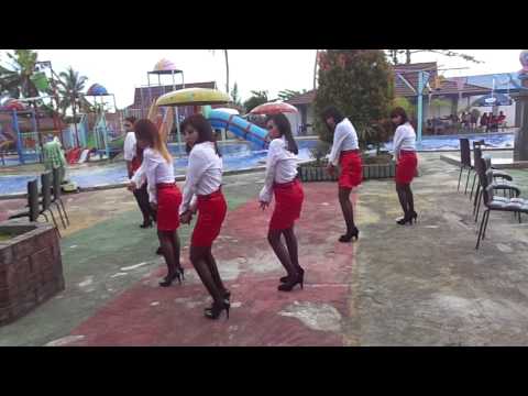 Hello Queen at Summer Beach 2 with AOA - Miniskirt