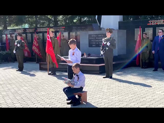 На торжественном митинге Глава района Сергей Демидов обратился к ветеранам со словами благодарности от имени всех алексеевцев.