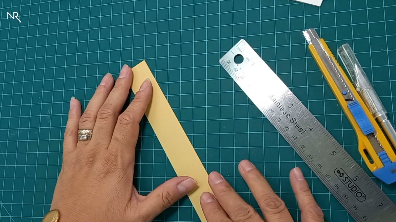 APRENDIENDO A CORTAR CARTÓN DE ILUSTRACIÓN