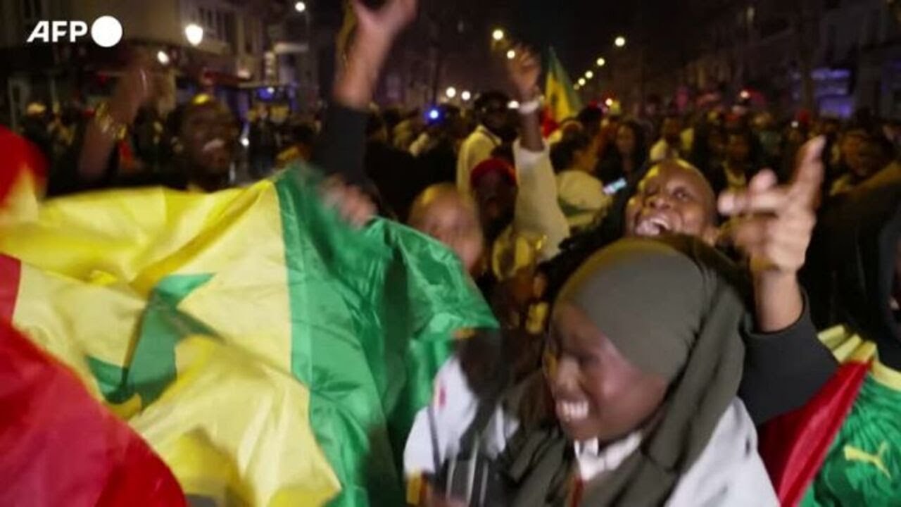 Coppa d'Africa: senegalesi in festa a Parigi per la vittoria tra tamburi e fuochi d'artificio