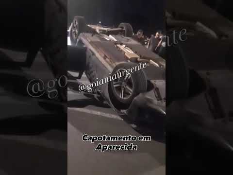 Carro capota após colisão na Av. V-5, na Vila Mariana, em Aparecida de Goiânia