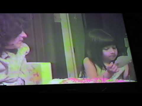 Paloma trae to read her bday card