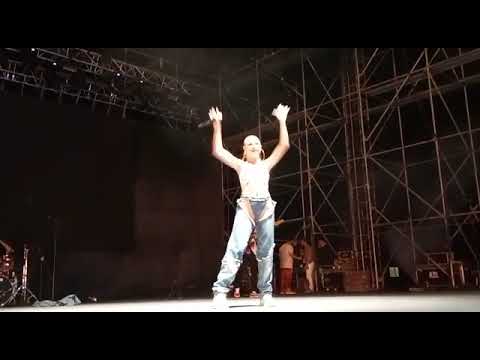 Alexandra Stan Sahnede Yerini Aldı