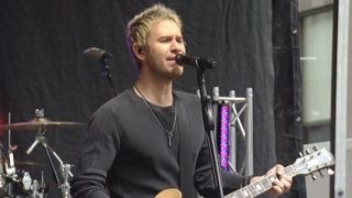 Lifehouse performs &#39;Hurricane&#39;