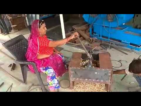 Hand Operated Groundnut Decorticator Machine