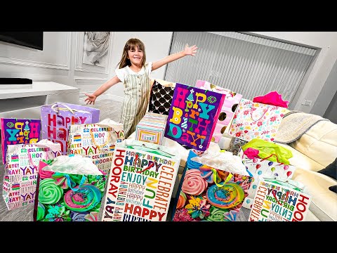 ABRINDO OS PRESENTES DE ANIVERSÁRIO DA LAURA - Família Brancoala