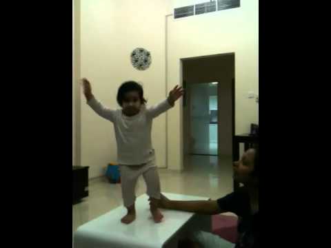 Little TASHVI dancing on thé tune of "chamak challo"