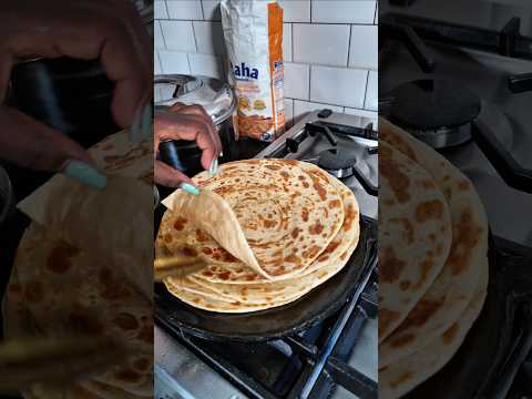 Leo bachelor amefunzwa how to cook chapati😂😂😂 Unga ni Raha Premium